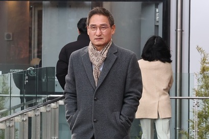 안권섭 특별검사가 11월 17일 여의도 사무실에서 나오고 있다. 사진=연합뉴스