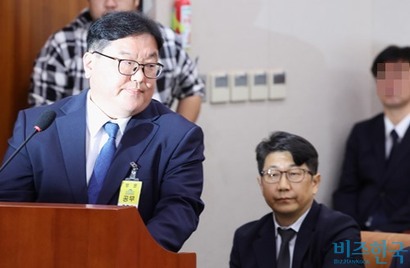 10월 23일 국회 법제사법위원회에서 열린 서울고등검찰청·서울중앙지방검찰청 등에 대한 국정감사에서 엄희준 검사(왼쪽)이 의원 질의에 답변하고 있다. 오른쪽이 쿠팡 봐주기 의혹을 폭로한 문지석 검사. 사진=박은숙 기자