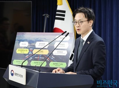 지난 14일 김정관 산업통상부 장관이 서울 정부서울청사 합동브리핑룸 에서 한미 관세협상 팩트시트 및 MOU 관련 브리핑을 하고 있다. 사진=임준선 기자