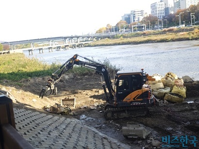 하천시설물 공사 중인 서울 성동교 중랑천 인근. 최근 중랑천 수질이 악화된 것으로 확인된다. 사진=전다현 기자
