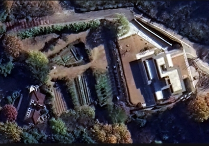 TKG디벨롭먼트가 매입한 박주환 회장의 경남 김해시 단독주택 항공사진(오른쪽 흰색 건물). 사진=구글 어스 갈무리