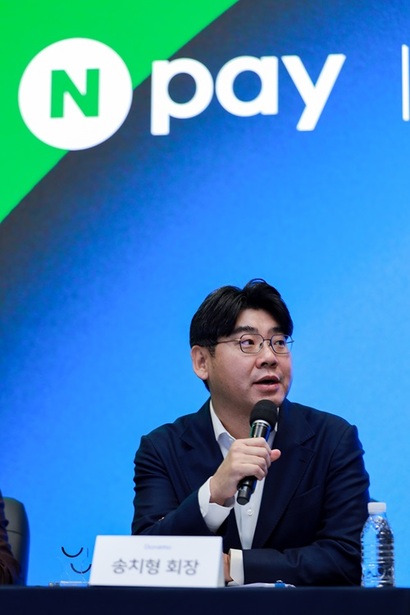 네이버와 두나무가 기업 결합을 공식화하며 두나무의 네이버 계열 편입 이후 비전을 밝혔다. 27일 3사 공동 기자간담회에서 기자 질의에 답변하는 두나무 송치형 회장. 사진=네이버 제공