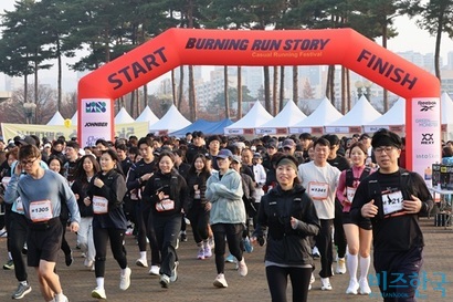 3000여 명의 러너들이 평화의공원을 가득 채웠다. 사진=박은숙 기자