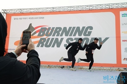 버닝런스토리 일레븐 SNS 이벤트에 참여 중인 참가자들. 사진=박은숙 기자