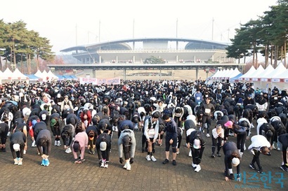 출발 전 스트레칭을 하는 참가자들. 사진=박은숙 기자