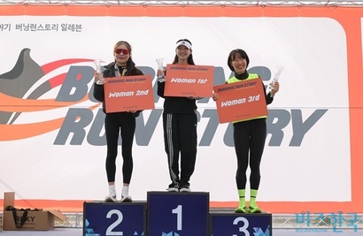 여자 10km 코스​ 1~3위. 왼쪽부터 김주연, 김예다은, 홍서린 씨. 사진=임준선 기자