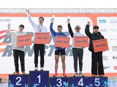남자 10km 코스​ 1~5위. ​왼쪽부터 유문진, 김민준, 안봉준, 김태권, 황규환 씨. 사진=임준선 기자