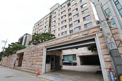 11월 24일부터 11월 28일까지 서울시 주거 매물 실거래가를 집계한 결과 강남구 신사동 알파임하우스1 전용면적 242.16㎡ 3층 매물이 48억 5000만 원에 거래돼 주간 실거래가 1위를 차지했다. 사진=비즈한국 DB