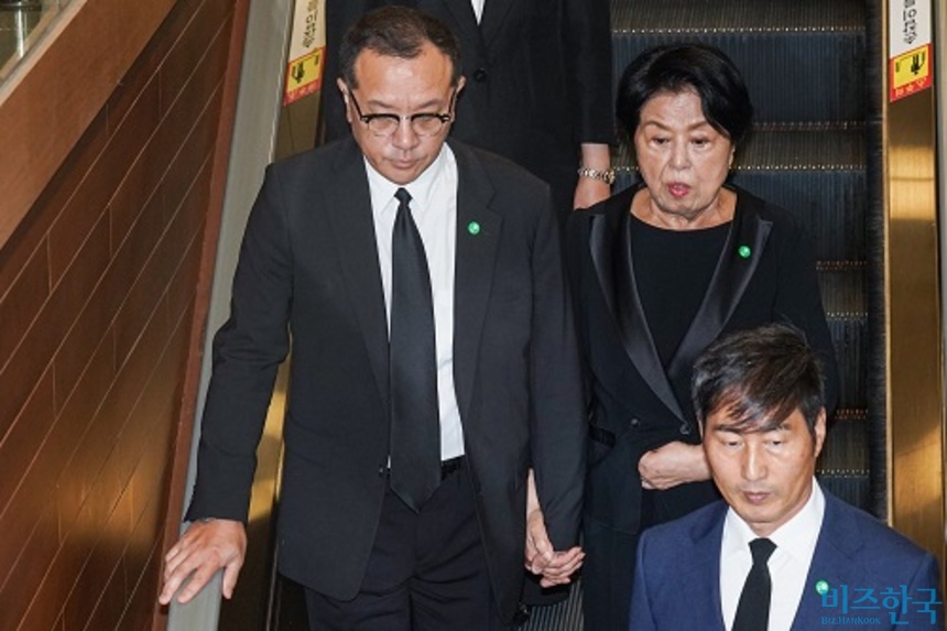 [단독] 전두환 장남 전재국 씨 일가 회사 북커스 'Q&S' 상표 출원