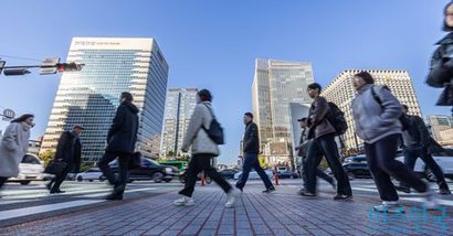 체감경기는 꽁꽁. 한파특보가 내려진 지난 3일 서울 세종대로사거리에서 시민들이 발걸음을 재촉하고 있다. 사진=최준필 기자