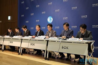 11월 27일 한국은행 경제전망 기자간담회. 한은 등은 내년 경제 성장률을 올해보다 높게 봤지만 기업과 자영업자들은 울상이다. 사진=임준선 기자