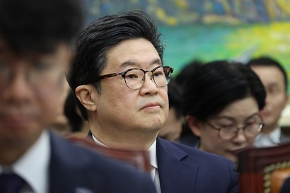 김병주 MBK파트너스 회장이 10월 14일 국회 정무위원회에서 열린 공정거래위원회 등에 대한 국정감사에 증인으로 출석해 의원 질의를 듣고 있다. 사진=박은숙 기자