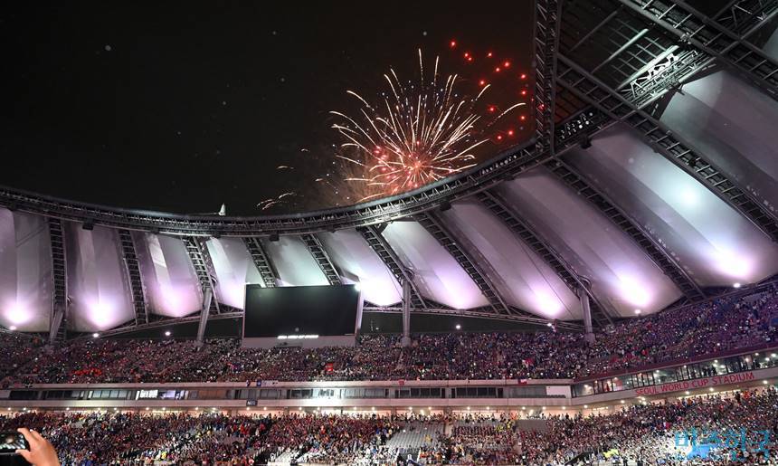 막대한 전력으로 쏟아내는 화려한 조명, 수만 명의 인파가 만들어내는 쓰레기까지. K팝 공연은 ‘환경오염의 주범’이라는 오명을 듣고 있다. 사진=비즈한국 DB