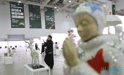 작가와 소비자가 직접 만나는 2025 유라시아부산국제아트페어(EBIAF)가 12월 4일 벡스코 제2전시장에서 개막한다. 지난해 12월 2024 부산국제아트페어를 관람하는 관람객들. 사진=박정훈 기자