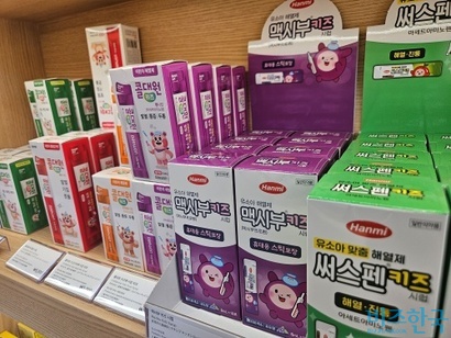 시각장애인이 부모인 가정에서 아이에게 감기약을 복용하기 만만치 않을 것으로 보인다. 성인 시각장애인을 위한 점자 표기도 미흡한 상황에서 아이용 감기약에는 점자 표기 의무가 부과되지 않아서다. 사진은 서울 강남구에 소재한 약국에 진열된 아이용 감기약. 사진=최영찬 기자