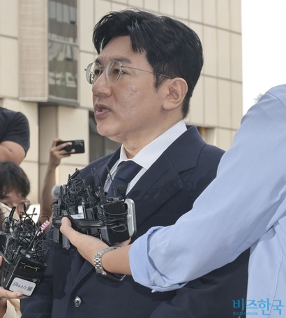 방시혁 하이브 의장의 하이브 주식 1568억 원 상당이 동결됐다. 지난 9월 15일 서울경찰청 금융범죄수사대에 피의자 신분으로 출석한 방시혁 의장 모습. 사진=박정훈 기자