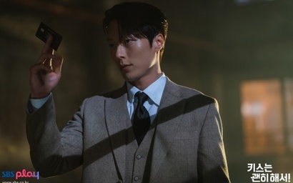 2025년의 왕자님은 더 이상 백마를 타고 등장하지 않는다. 그저 손에 쥔 블랙 카드로도 충분하니까. “얼마면 돼?”는 언제고 통용되는 진리인가 보다. 사진=SBS 제공