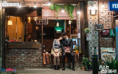 ‘지성인이 이런 드라마를 보며 즐거워하다니’ 스스로 자괴감이 들 수도 있다. 그럴 것 없다. 유치해도 웃기면 즐거운 거고, 말도 안 되는 내용은 말로 설명할 수 없는 비주얼의 만족으로 상쇄하면 된다. 장기용의 저 수트 핏이랄까, 턱선이랄까 뭐 그런 거. 사진=SBS 제공