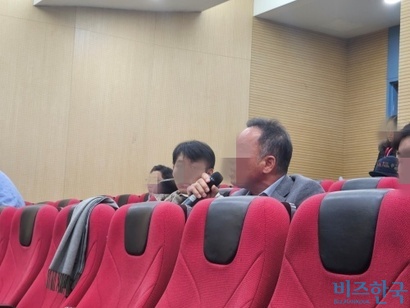 오스코텍 2대 주주라고 밝힌 주주가 회사 임원진을 성토하고 있다. 사진=최영찬 기자