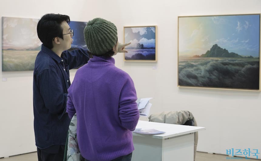 초대작가 이원순 작가(왼쪽)가 부스를 찾은 관람객에게 작품을 설명해주고 있다. 사진=박정훈 기자