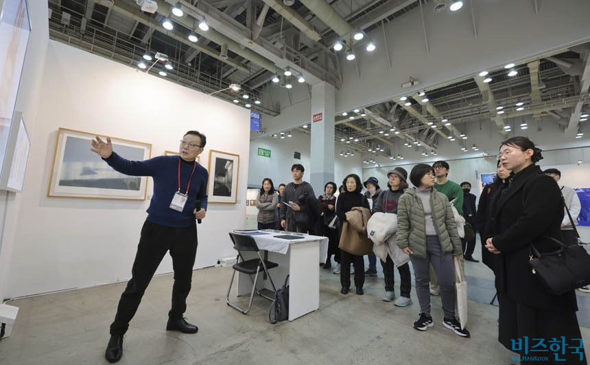 5일 오후 1시 전준엽 유라시아부산국제아트페어 석좌평론위원장(작가)이 관람객들에게 작품을 해설하고 있다. 사진=박정훈 기자