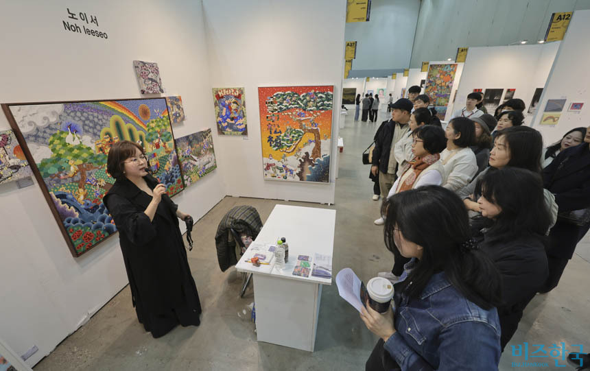 안혜진 유라시아부산국제아트페어 신진작가전시감독(왼쪽)이 도슨트 투어를 하며 작품 설명을 하고 있다. 사진=박정훈 기자