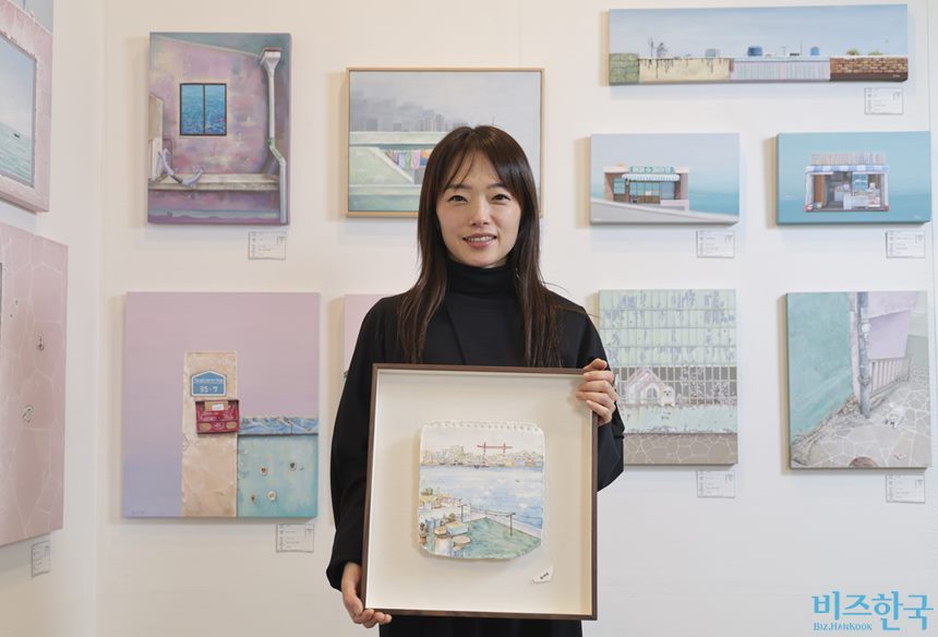 정시네 작가는 빠르게 변하는 세상 속에서 시간이 멈춘 듯 부산의 오래된 동네 풍경을 그린다. 그 풍경을 보며 사람들이 위로받고 위안받기를 바란다. 사진=박정훈 기자