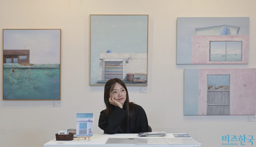 정시네 작가는 낡은 풍경이나 낡은 집처럼 우리가 쉽게 지나치는 사소한 것에 희망이 있다며, 그래서 낡은 집이라도 예쁘게 표현하려고 노력한다고 말했다. 사진=박정훈 기자