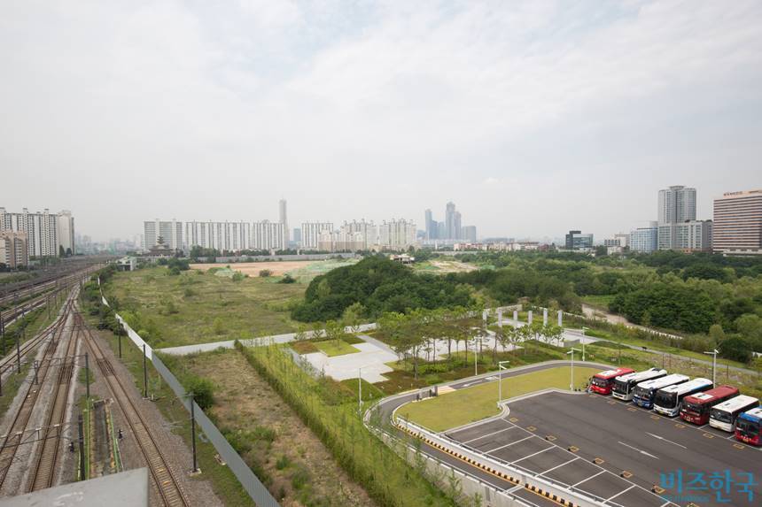 서울 용산국제업무지구(사진) 개발사업이 지난달 말 기공식을 거쳐 부활을 선언했지만, 불과 며칠 만에 제동이 걸렸다. 사진=이종현 기자