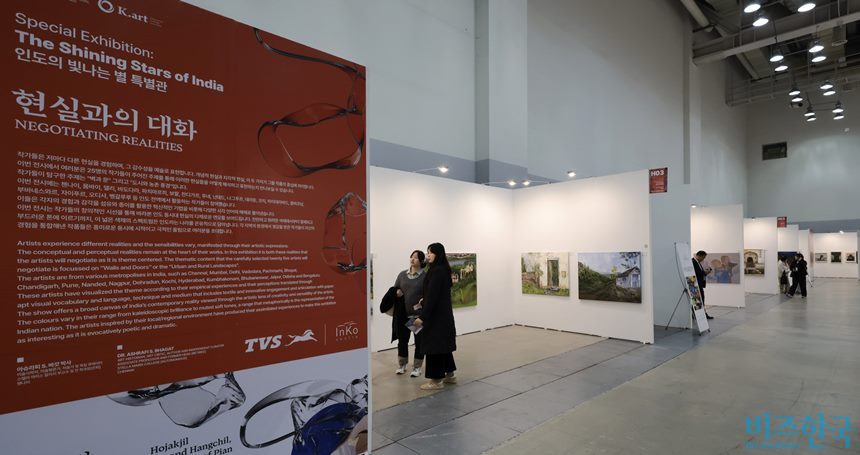2025 유라시아부산국제아트페어에 마련된 인도 특별관. 인도 현대미술 작가 75명의 작품 100여 점이 전시됐다. 사진=박정훈 기자