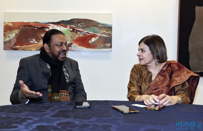 2025 유라시아부산국제아트페어 인도 측 파트너로서 한국 인도 문화 교류에 힘쓰는 라티 자퍼 인코센터 원장(오른쪽)과 소반 쿠마르 랄리트칼리 아카데미 첸나이 지역 비서관을 만났다. 사진=박정훈 기자