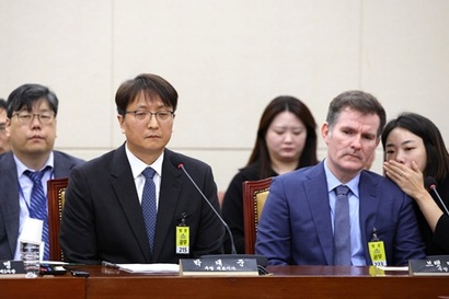 박대준 쿠팡 대표이사(왼쪽)와 브랫 매티스 쿠팡 최고 정보 보호 책임자(CISO)가 지난 2일 국회 과학기술정보방송통신위원회 전체회의에서 열린 쿠팡 침해사고 관련 현안 질의에 출석해 의원 질의를 듣고 있다. 사진=박은숙 기자