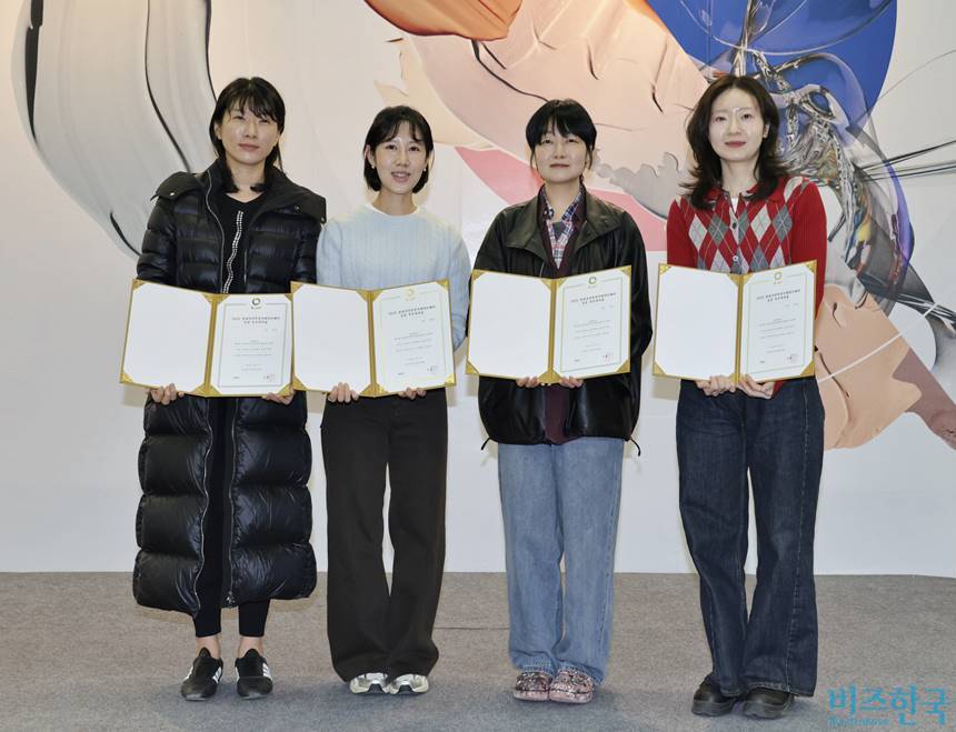 2025 유라시아부산국제아트페어 신진 우수작가상을 수상한 이승아, 이미희, 유정, 김이린 작가. 네 작가는 내년 부산국제아트페어에 초대작가로 참여한다. 사진=박정훈 기자