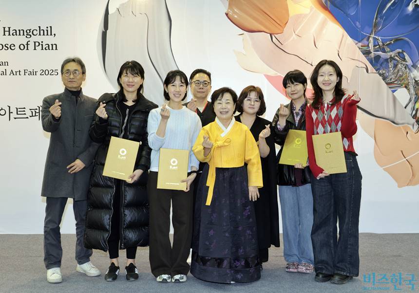 2025 유라시아부산국제아트페어가 신진 우수작가상 시상식과 함께 막을 내렸다. 왼쪽부터 최성원 전시감독, 이승아 작가, 이미희 작가, 전영기 전시부감독, 허숙 이사장, 안혜진 신진작가전시감독, 유정 작가, 김이린 작가. 사진=박정훈 기자