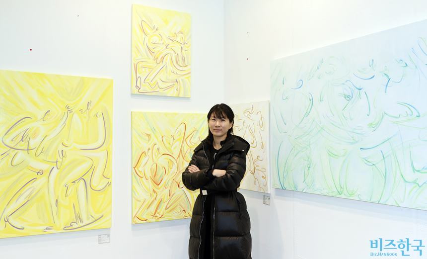 2025 유라시아부산국제아트페어에서 신진 우수작가상을 수상한 이승아 작가. 역동적이고 컬러풀한 그림으로 관객의 호응을 얻었다. 사진=박정훈 기자