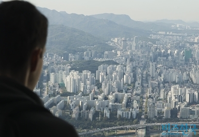 주택 경기 침체로 미분양이 장기화하면서 건설사가 공사대금을 회수하지 못하는 사례가 등장했다. 사진은 서울 송파구 롯데월드타워에서 바라본 서울 시내 아파트 단지 전경으로 기사 특정 내용과 관련 없음. 사진=박정훈 기자