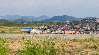 시민사회는 공공 책임 강화와 발생지 처리원칙 도입을 주장하고 있으나, 정부와 업계는 위헌 소지, 재정부담, 오염자 책임 약화 등을 이유로 반대하며 제도개선 논의가 국회에서 충돌하고 있다. 밀양 나노융합 국가산업단지 내 공터에 산업 폐기물이 쌓여 있는 모습. 사진=최준필 기자