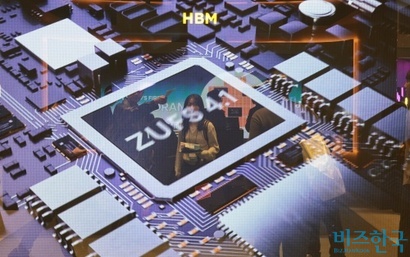 10월 23일 오후 서울 강남구 코엑스에서 열린 제27회 반도체 대전(SEDEX 2025)에 SK하이닉스 부스에 새로 공개된 HBM 홍보영상이 나오고 있다. 사진=박정훈 기자​