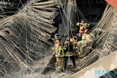 지난 11일 광주광역시 서구 광주대표도서관 건립 현장에서 붕괴 사고가 발생해 소방대원들이 구조 작업을 벌이고 있다. 사진=연합뉴스