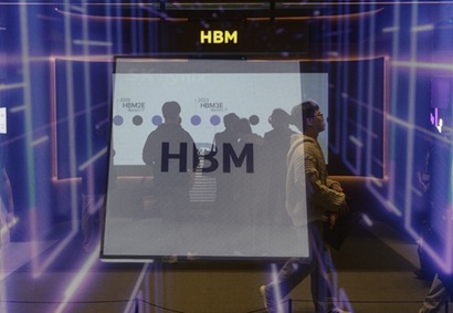 지난달 ICT 수출이 역대 최대치를 기록했다. 10월 서울 강남구 코엑스에서 열린 제27회 반도체 대전(SEDEX 2025) 현장. SK하이닉스 부스에 새로 공개된 HBM 홍보영상이 나오고 있다. 사진=박정훈 기자