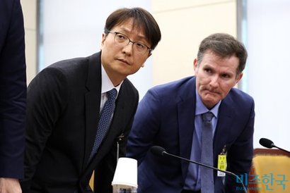 지난 2일 박대준 쿠팡 대표이사(왼쪽)와 브랫 매티스 쿠팡 최고 정보 보호 책임자(CISO)가 국회 과학기술정보방송통신위원회 전체회의에서 열린 쿠팡 침해사고 관련 현안 질의에 출석했다. 사진=박은숙 기자