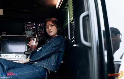 무지개 운수 경리과 직원이자 자칭 IT 전문가이자 타칭 해커 안고은. ‘고은 씨가 뚫을 수 없는 곳은 없다’고 믿어주는 김도기의 말처럼, 무지개 운수의 사적 복수 대행 서비스의 핵심 브레인을 맡고 있다.&nbsp;사진=SBS 제공