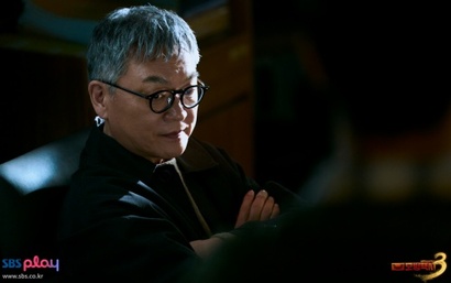 무지개 운수 대표이자 범죄피해자 지원 센터 파랑새 재단의 대표 장성철. 실감 나는 악역 연기로 명성을 쌓은 김의성이 연기하는 바람에(?), 시즌3까지 왔음에도 여전히 시청자들에게 ‘혹시나’ 하는 의심을 받는 웃픈 상황도 있다.&nbsp;사진=SBS 제공