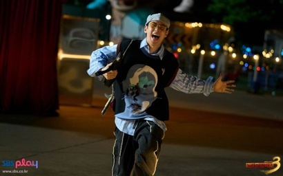 ‘모범택시’ 시리즈가 배트맨 등 여타 사적 제재물과 확연히 다른 요소는 김도기 기사가 작전에 들어가면서 보여주는 다양한 ‘부캐’들 덕분이다. 능청스럽고 뻔뻔하게 다양한 역할을 수행하며 코미디를 선사하기에 심각할 필요없이 웃을 수 있다.&nbsp;사진=SBS 제공