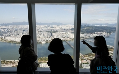 10·15 부동산대책 발표 이후 신규 규제지역 아파트 매매가 직전 한 달 대비 절반 이상 줄어든 것으로 확인됐다.  사진은 서울 송파구 롯데월드타워에서 바라본 서울 아파트 전경. 사진=박정훈 기자