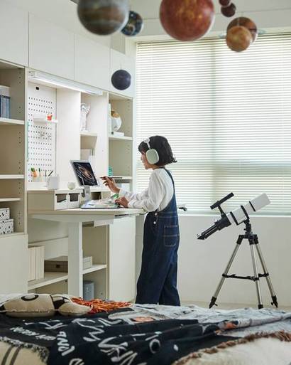 전동 높낮이 조절 기능을 갖춘 ‘조이S 2 모션데스크’는 초등 저학년부터 고학년까지 성장에 따라 자연스럽게 높이를 조절할 수 있다. 사진=한샘 제공