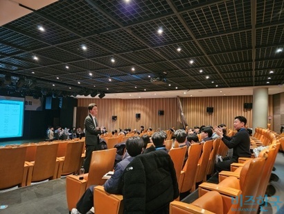 제약바이오기업 안전보건 담당자들이 각사의 안전보건 정책을 공유하며 소통하고 있다. 사진=최영찬 기자