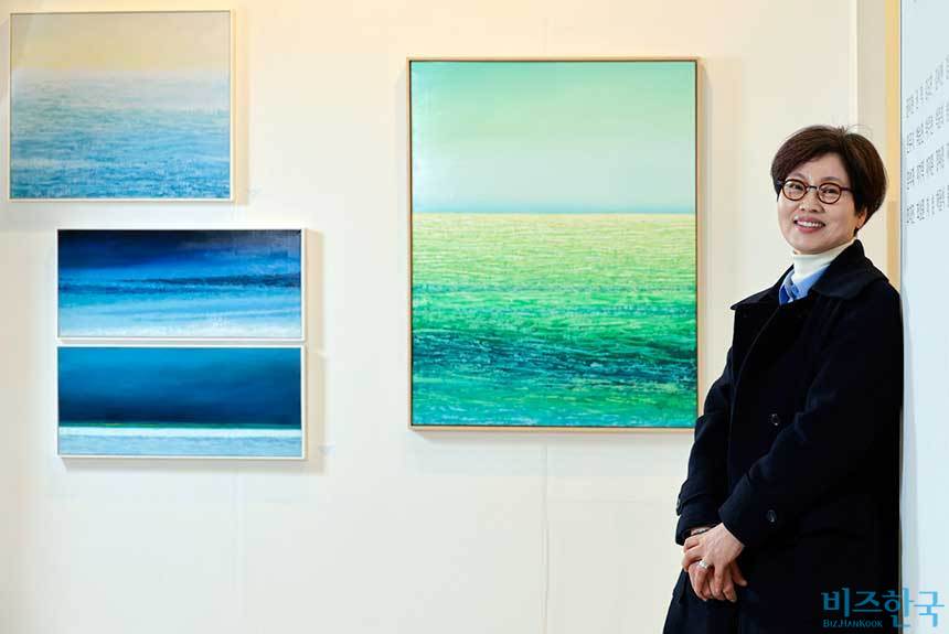 박순연 작가는 오랫동안 곁에서 보아온 바다를 그린다. 일상을 소중히 여기는 마음을 담아. 사진=박정훈 기자