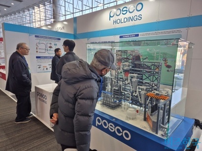 국가전략기술 서밋에서 한 참석자가 수소환원제철 기술을 설명한 포스코홀딩스 부스를 살펴보고 있다. 사진=김민호 기자