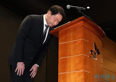 지난 5월 7일 최태원 SK그룹 회장이 SK텔레콤 해킹 사고와 관련해 대국민 사과를 하고 있다. 사진=박정훈 기자